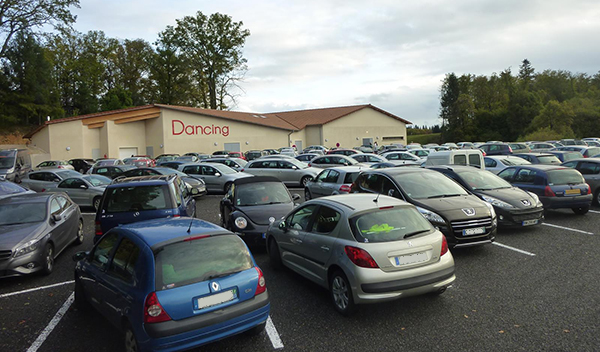 Une photo du parking un dimanche après-midi.